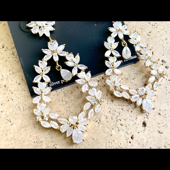 NWT Cézanne Crystal Earrings - Picture 3 of 5